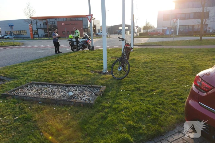 Fietser en automobilist botsen met elkaar