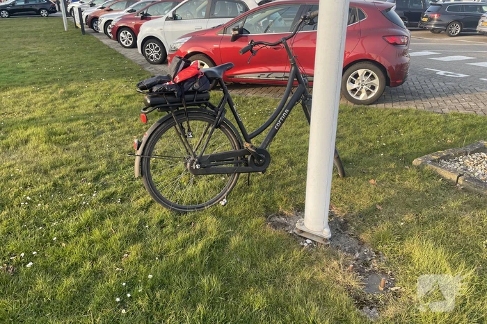 Fietser en automobilist botsen met elkaar