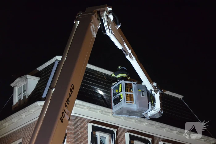 Brandweer ingezet voor losliggende dakpannen