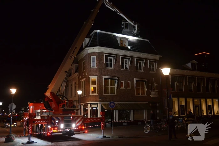 Brandweer ingezet voor losliggende dakpannen