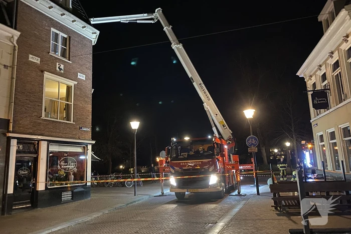 Brandweer ingezet voor losliggende dakpannen