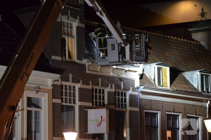 Brandweer ingezet voor losliggende dakpannen