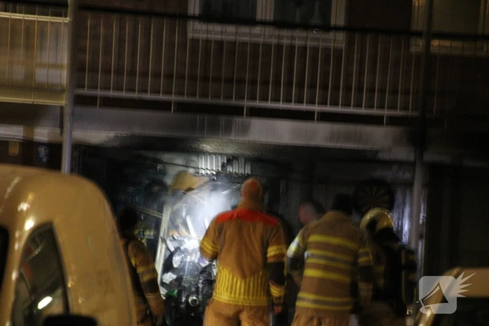 Uitslaande brand in berging onder flat