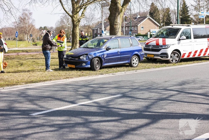Flinke schade na botsing op Escher rotonde