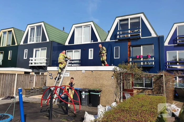 Dakdekkers zetten per ongeluk dak in brand