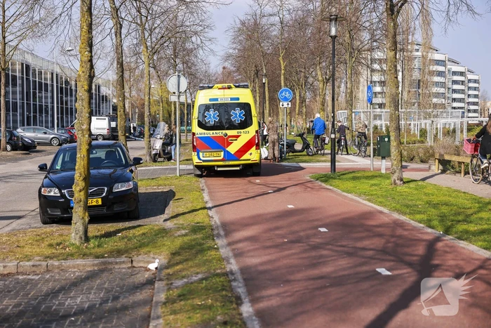Fietster en scooterrijdster botsen op fietspad