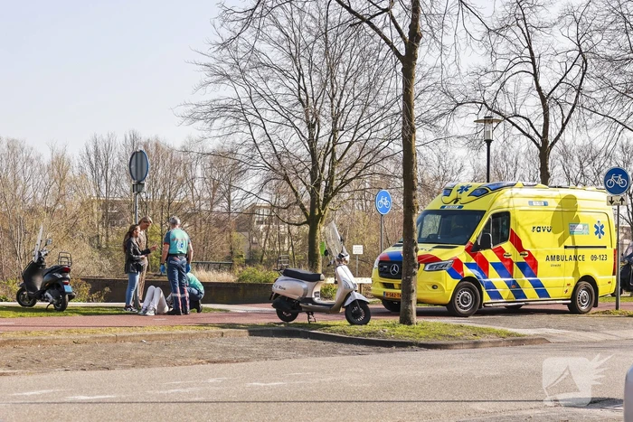 Fietster en scooterrijdster botsen op fietspad