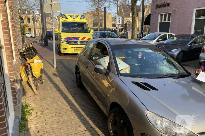 Fietser en automobilist botsen met elkaar