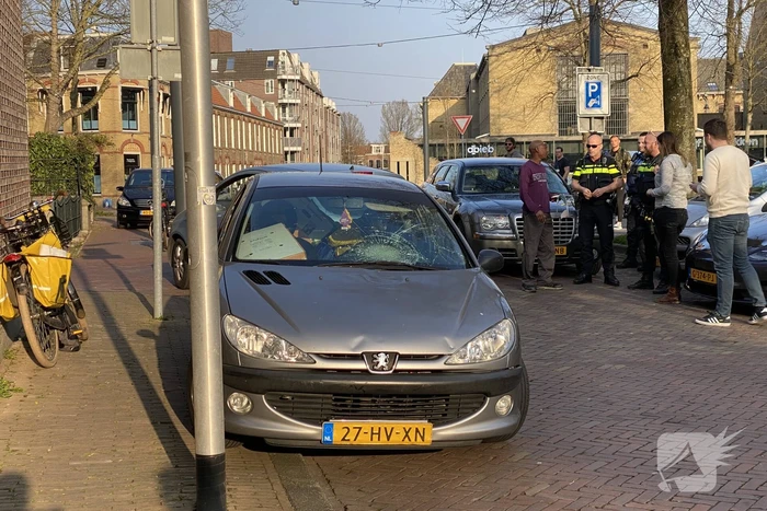 Fietser en automobilist botsen met elkaar