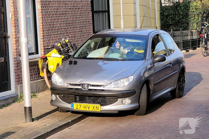 Fietser en automobilist botsen met elkaar
