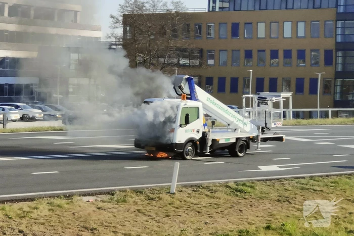 Autohoogwerker gaat in vlammen op