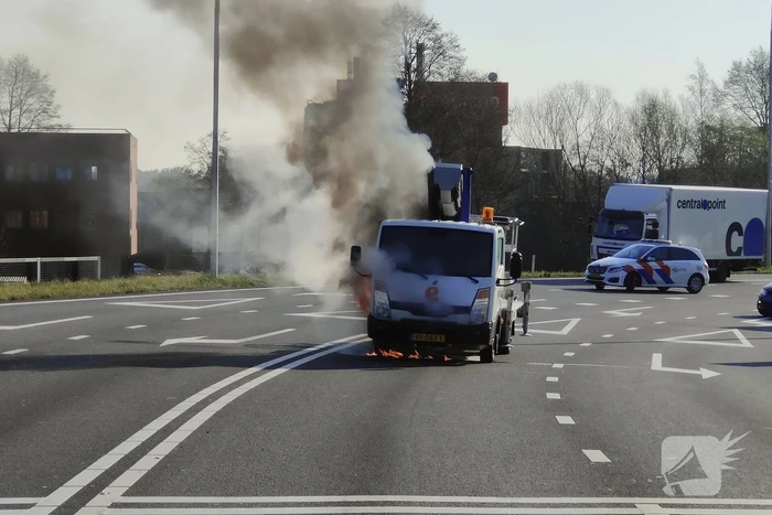 Autohoogwerker gaat in vlammen op