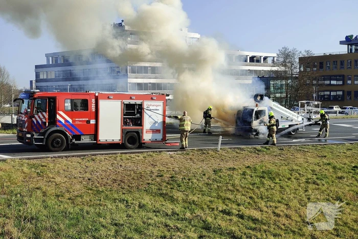 Autohoogwerker gaat in vlammen op