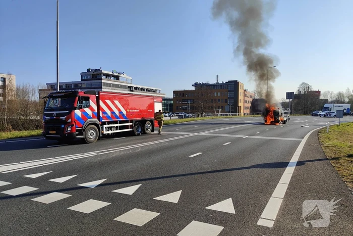 Autohoogwerker gaat in vlammen op