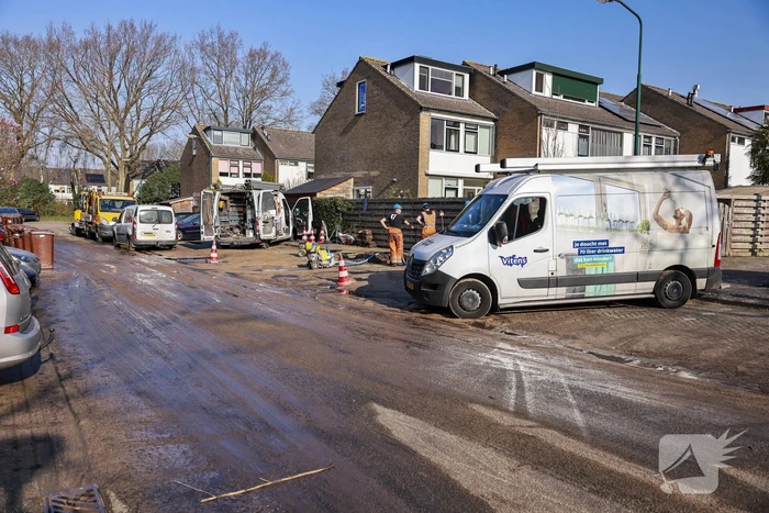 Straat blank na waterleidingbreuk