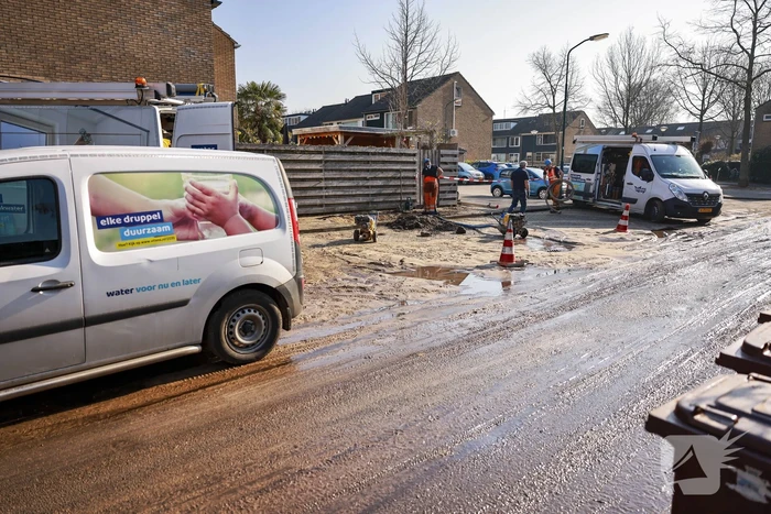 Straat blank na waterleidingbreuk