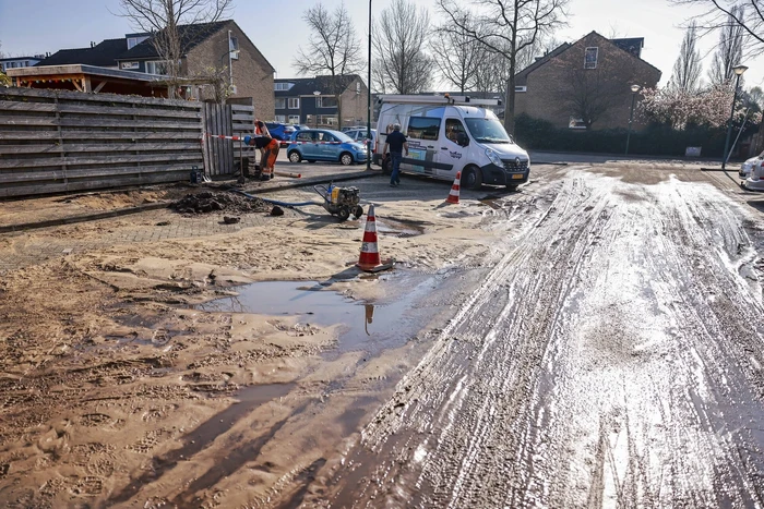 Straat blank na waterleidingbreuk