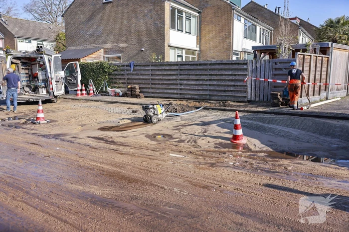 Straat blank na waterleidingbreuk