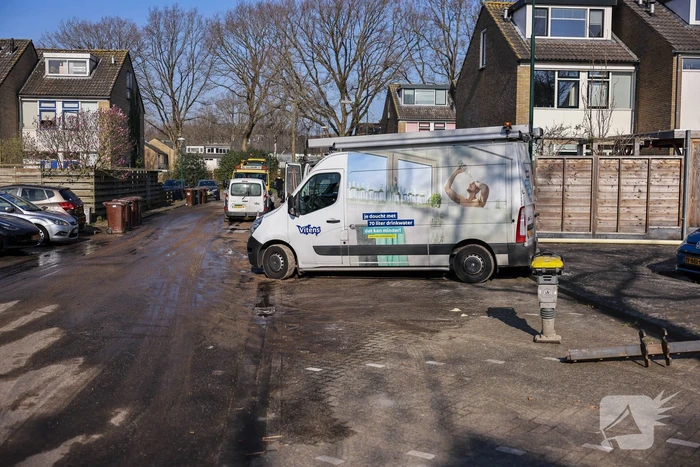 Straat blank na waterleidingbreuk