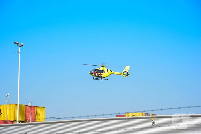 Persoon bekneld tussen muur en vrachtwagen