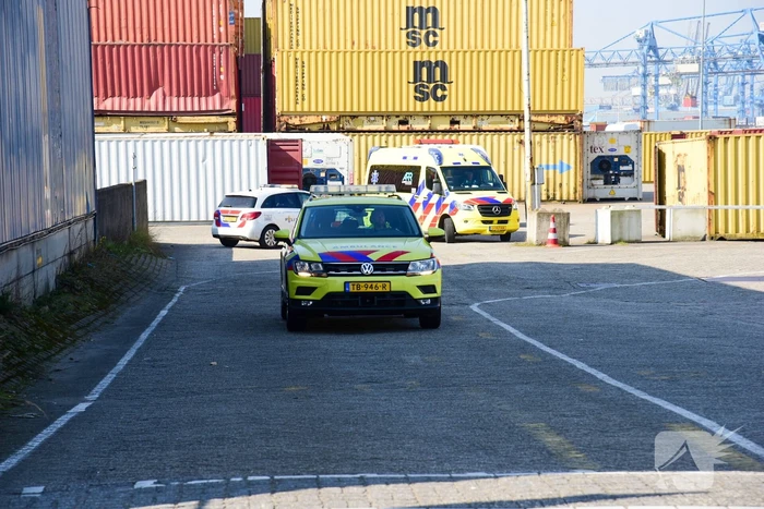 Persoon bekneld tussen muur en vrachtwagen