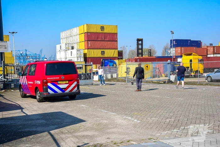 Persoon bekneld tussen muur en vrachtwagen
