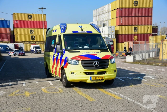 Persoon bekneld tussen muur en vrachtwagen