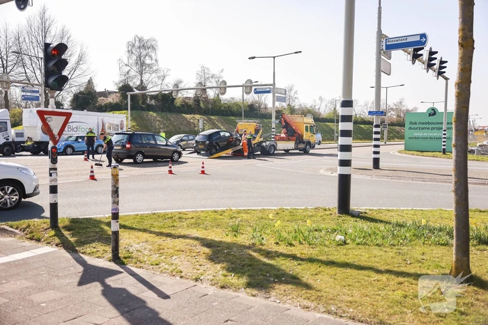 Twee auto's betrokken bij botsing in Nieuwland