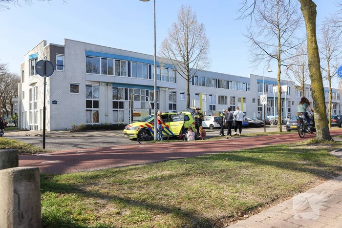 Fietsster en automobilist botsen bij Park Schothorst