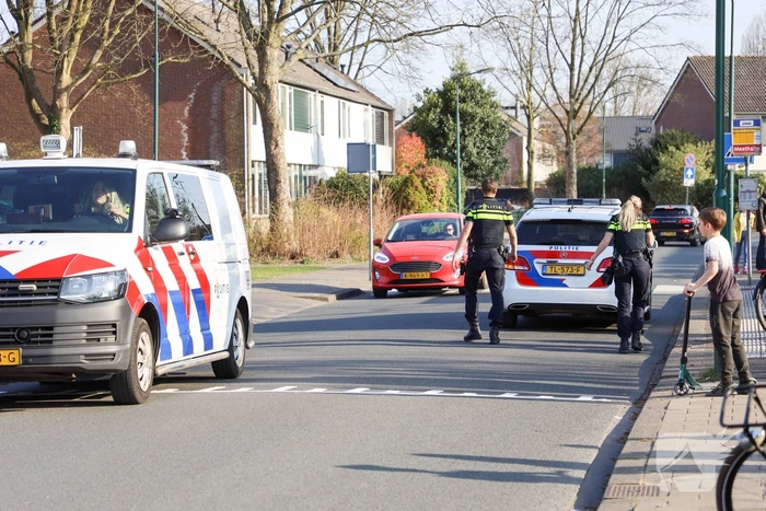 Massale zoekactie van politie in de wijk Overhees
