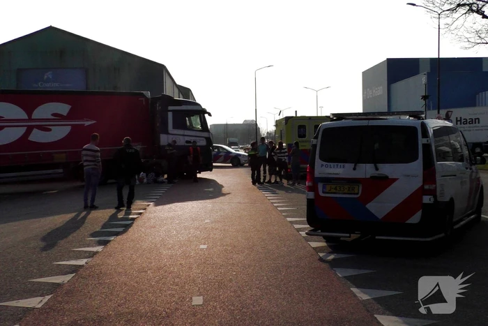 Scooterrijder gewond bij aanrijding met vrachtwagen