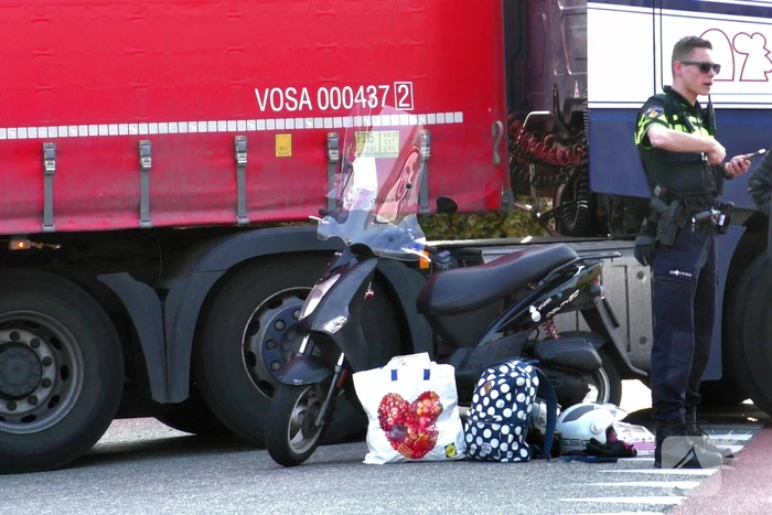 Scooterrijder gewond bij aanrijding met vrachtwagen