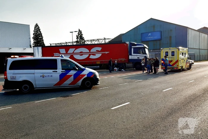 Scooterrijder gewond bij aanrijding met vrachtwagen