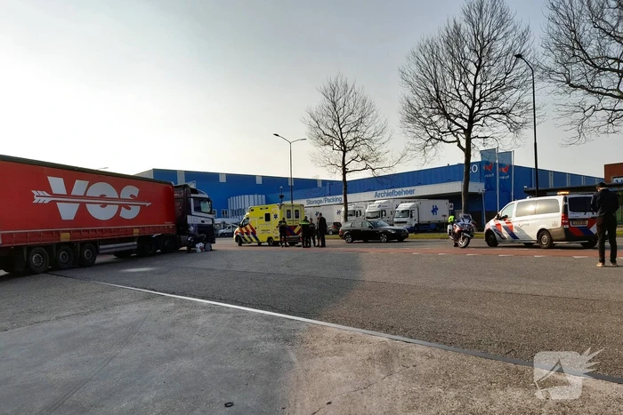 Scooterrijder gewond bij aanrijding met vrachtwagen