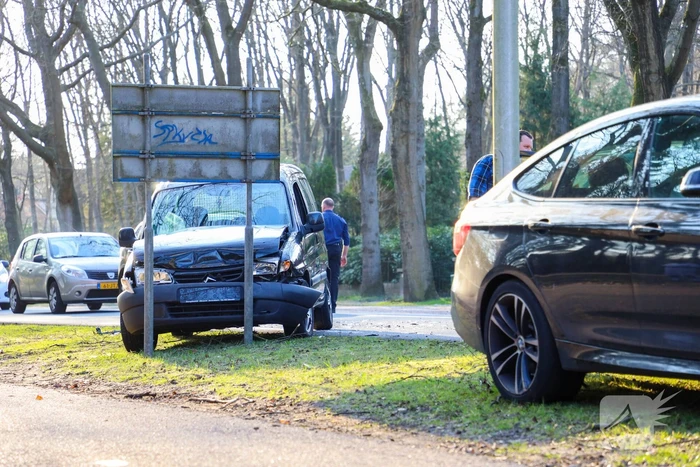 Bestuurder van bestelbus botst op voorganger