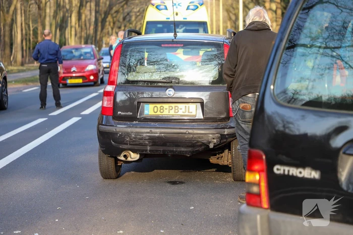 Bestuurder van bestelbus botst op voorganger