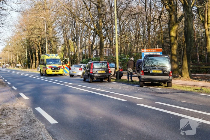 Bestuurder van bestelbus botst op voorganger