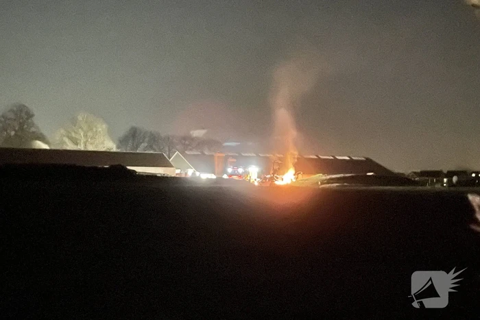 Brandweer blust brand naast stal