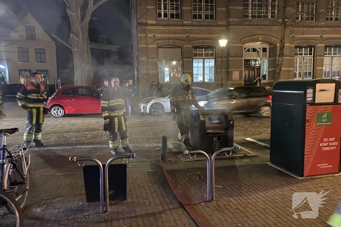 Rookontwikkeling vanwege brand in ondergrondse container