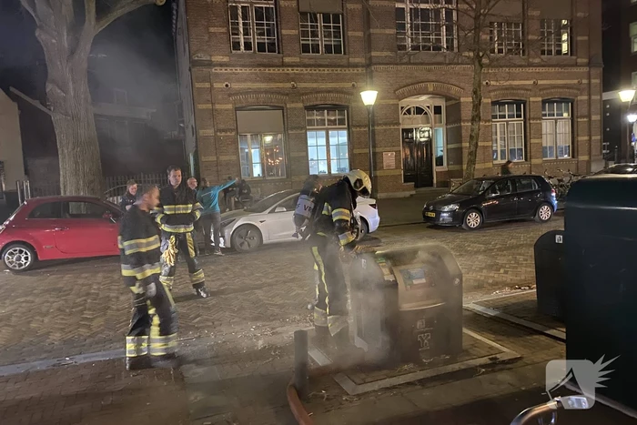 Rookontwikkeling vanwege brand in ondergrondse container