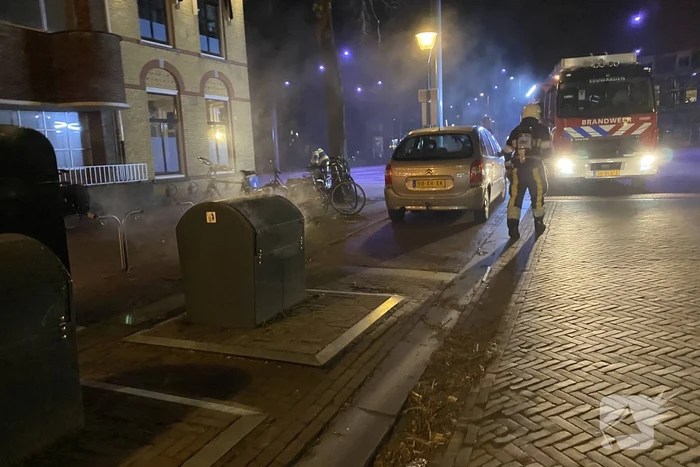 Rookontwikkeling vanwege brand in ondergrondse container