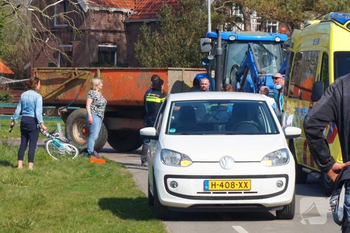 Man op fiets aangereden door afslaande tractor