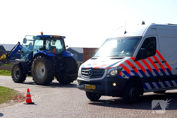 Man op fiets aangereden door afslaande tractor