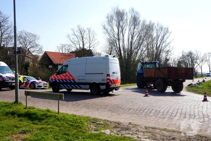 Man op fiets aangereden door afslaande tractor