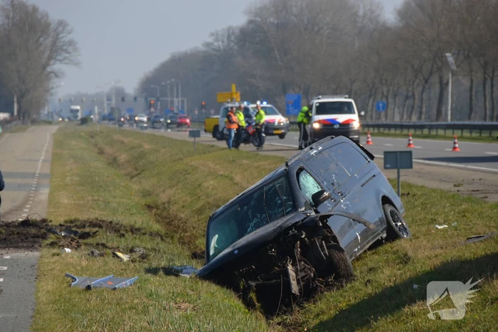Bestelbus belandt in droge sloot