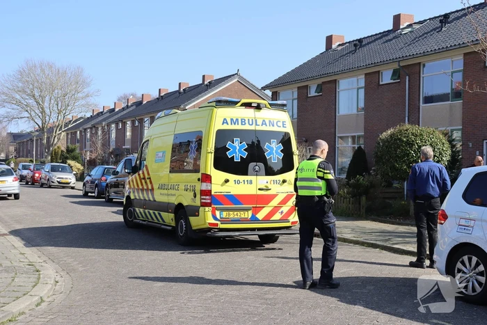 Auto rijdt voortuin van huis binnen