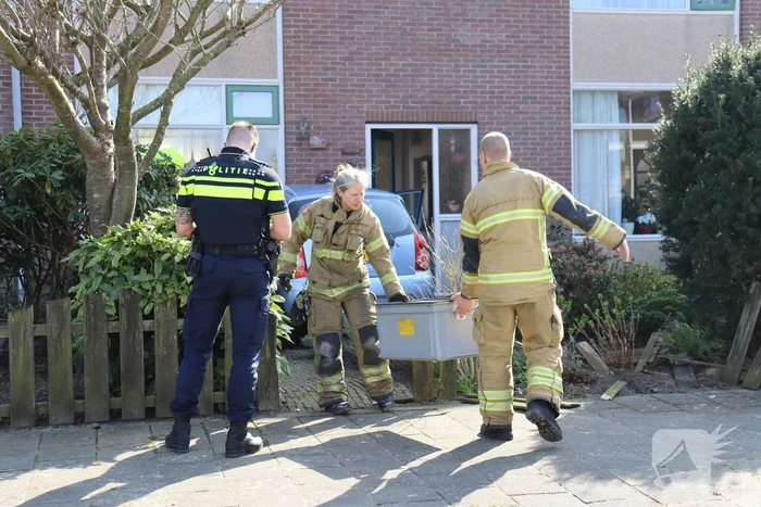 Auto rijdt voortuin van huis binnen