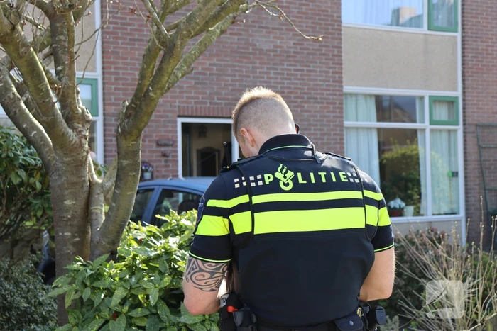 Auto rijdt voortuin van huis binnen