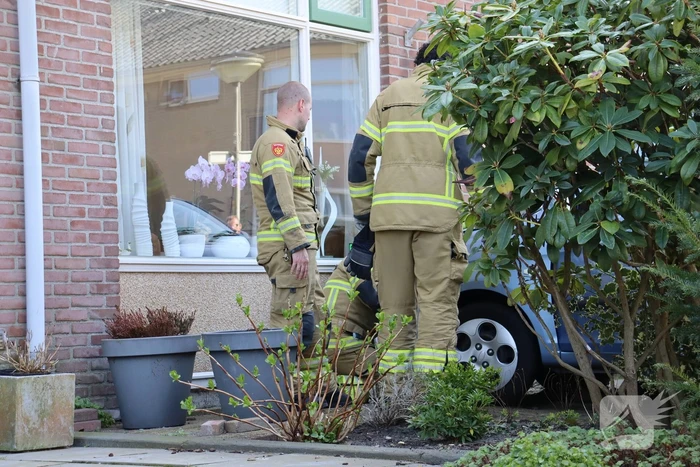 Auto rijdt voortuin van huis binnen