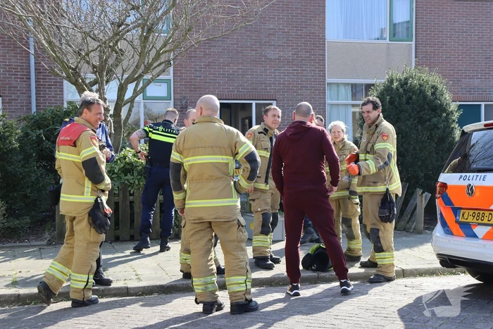 Auto rijdt voortuin van huis binnen
